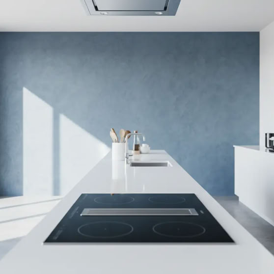 Moderne Küche mit weißer Kochinsel, eingebautem Kochfeld, blauer Wand und großen Fenstern.