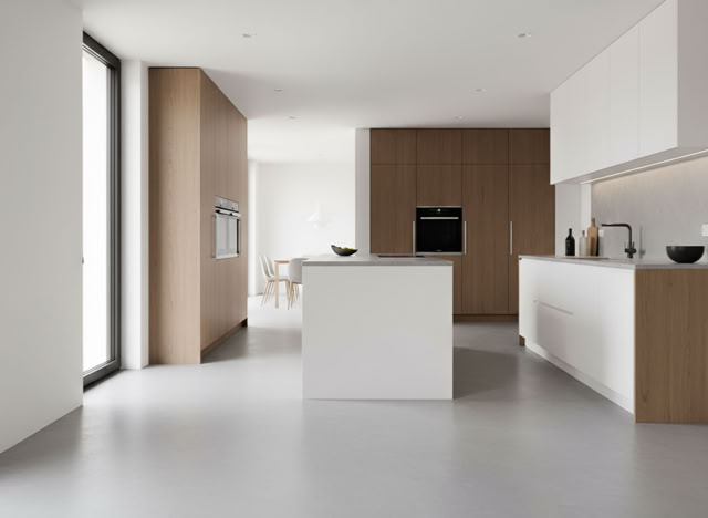 Moderne Küche, fugenloser Rexx 2K Boden von glaMUR mit weißer Kochinsel, Holzschränken, eingebautem Ofen und großen Fenstern.