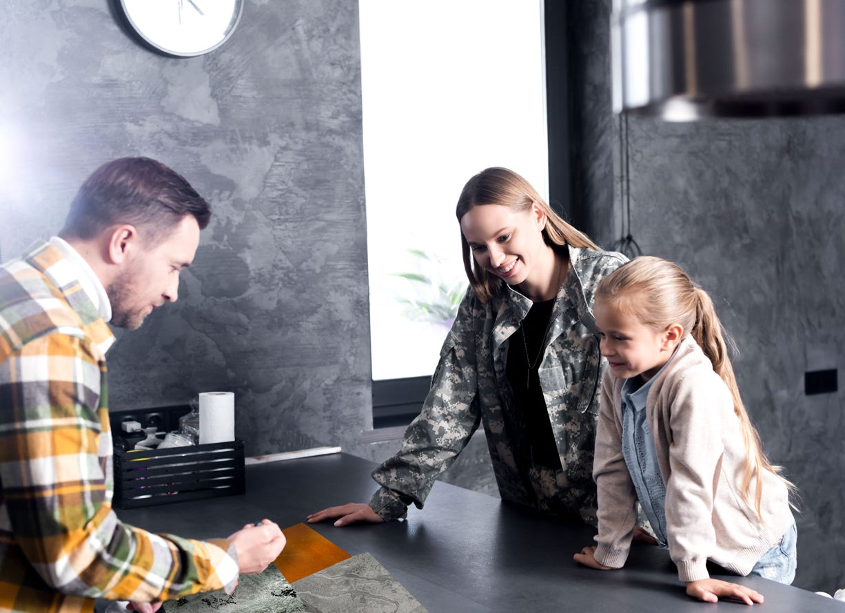 Das Bild zeigt eine Familie die sich Muster ansehen