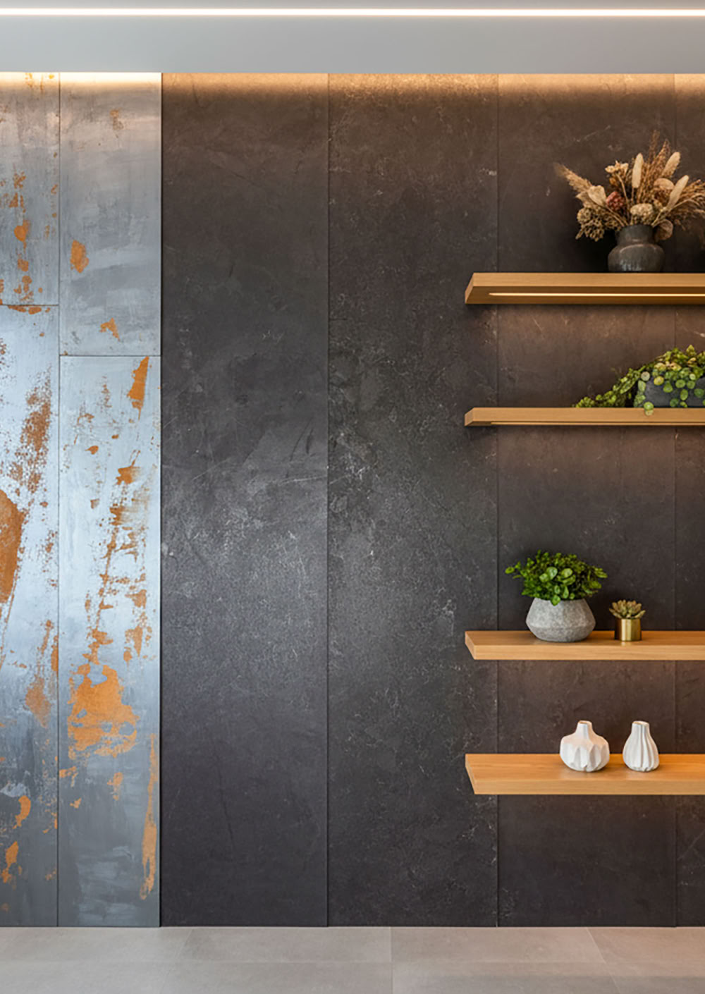 Eine Wand mit Effektspachtel,Cortenstahl, daneben eine Fläche mit rostiger Metalloptik.