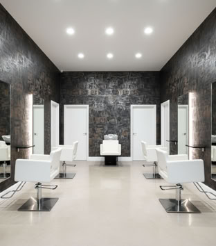 Moderner Friseursalon mit großen Spiegeln an den Wänden und Effektspachtel & Srukturspachtel in Facetten mit Silber