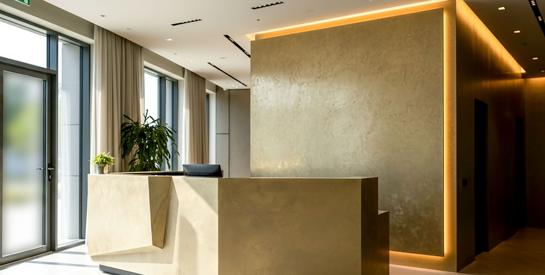 Moderner Empfangsbereich mit einem Metallspachtel Messing Tresen und Wand