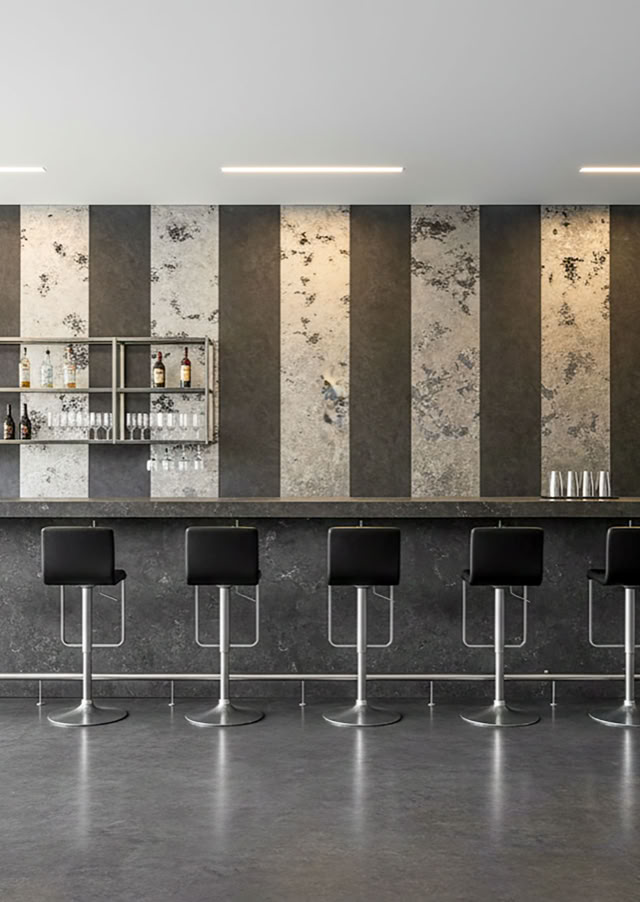 Eine moderne Bar mit Effektspachtel Wand, abwechselnd Platin und Smoke vertikalen Streifen.